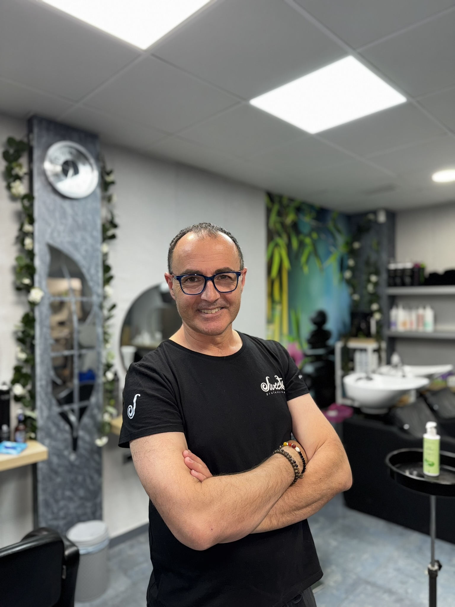 Francis, técnico en cabello en Cismada Peluqueros